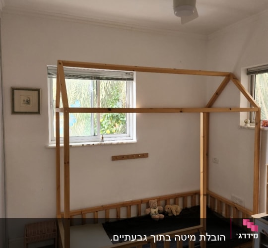 מיטת עץ עם מסגרת גג, שני דובים על המיטה